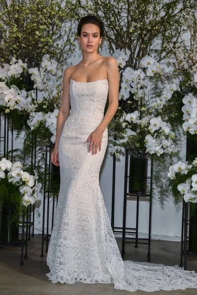 New York April Model Poses Anne Barge Spring 2020 Bridal — Stock Photo, Image