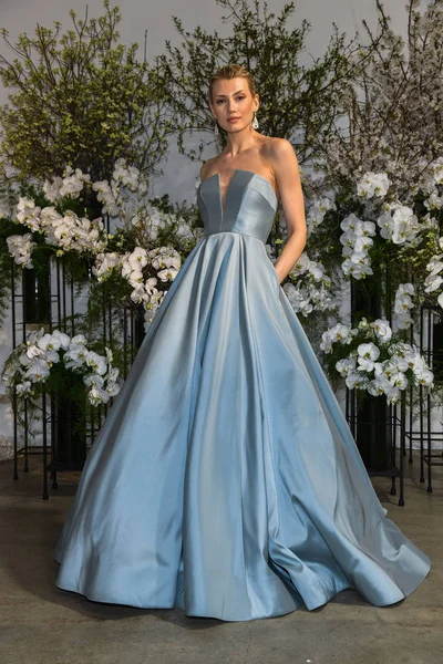 New York April Modell Utgör Anne Pråm Våren 2020 Bridal — Stockfoto