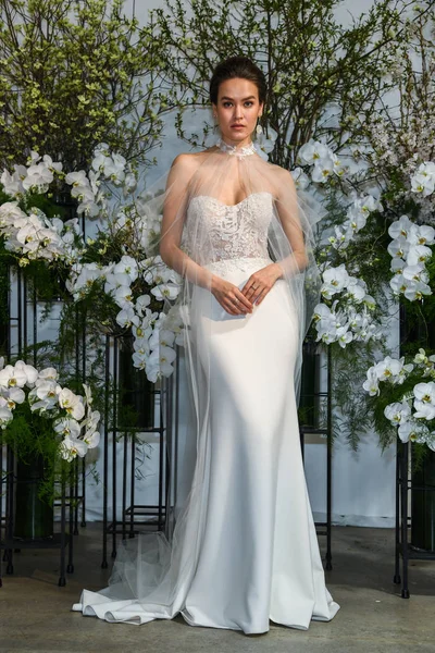 New York, Ny - 13 Nisan: New York Moda Haftası'nda Anne Barge İlkbahar 2020 gelinlik moda sunumu sırasında bir model pozlar: Nisan'da Gelin 13, 2019 Nyc.