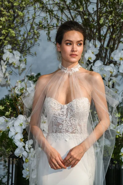 New York April Modell Utgör Anne Pråm Våren 2020 Bridal — Stockfoto