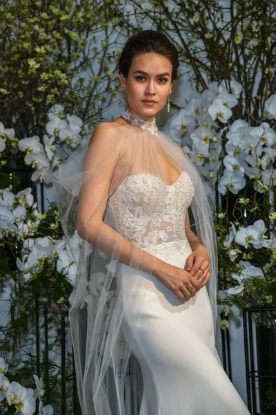 New York April Model Poses Anne Barge Spring 2020 Bridal — Stock Photo, Image