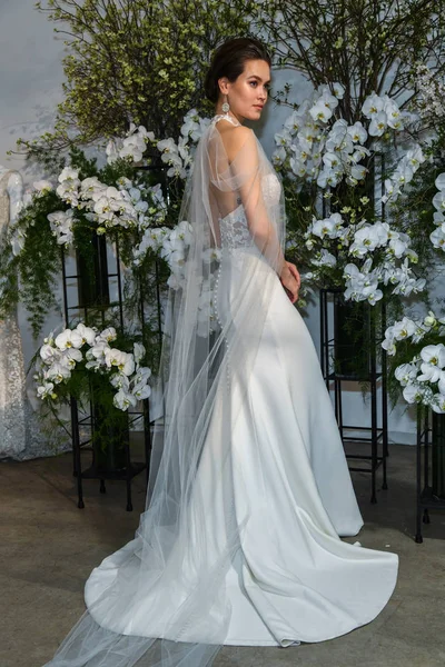 New York April Modell Utgör Anne Pråm Våren 2020 Bridal — Stockfoto