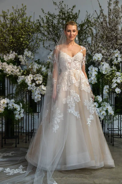 New York April Modell Utgör Anne Pråm Våren 2020 Bridal — Stockfoto