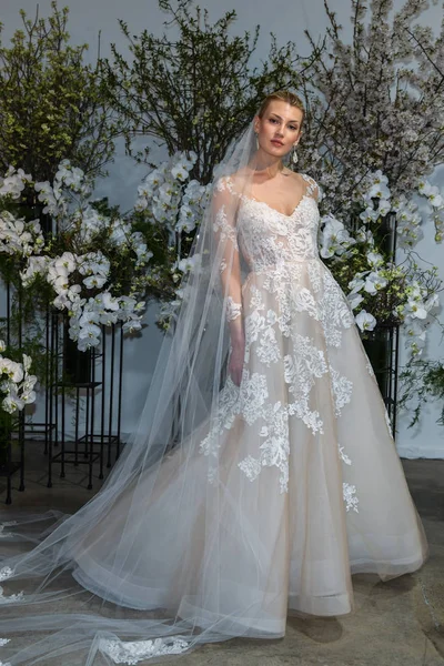 New York April Modell Utgör Anne Pråm Våren 2020 Bridal — Stockfoto