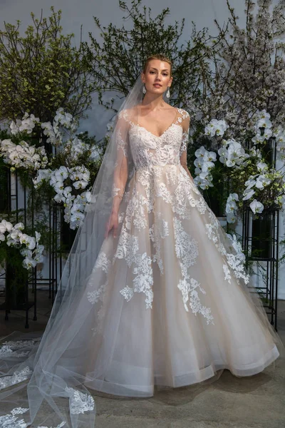 New York April Modell Utgör Anne Pråm Våren 2020 Bridal — Stockfoto