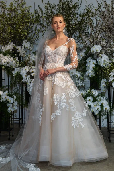 New York, Ny - 13 Nisan: New York Moda Haftası'nda Anne Barge İlkbahar 2020 gelinlik moda sunumu sırasında bir model pozlar: Nisan'da Gelin 13, 2019 Nyc.