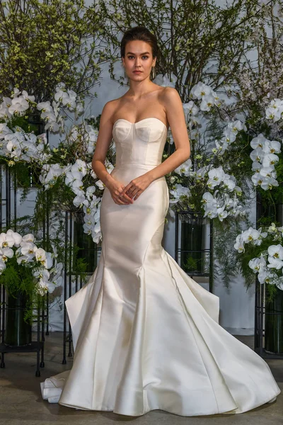 New York, Ny - 13 Nisan: New York Moda Haftası'nda Anne Barge İlkbahar 2020 gelinlik moda sunumu sırasında bir model pozlar: Nisan'da Gelin 13, 2019 Nyc.
