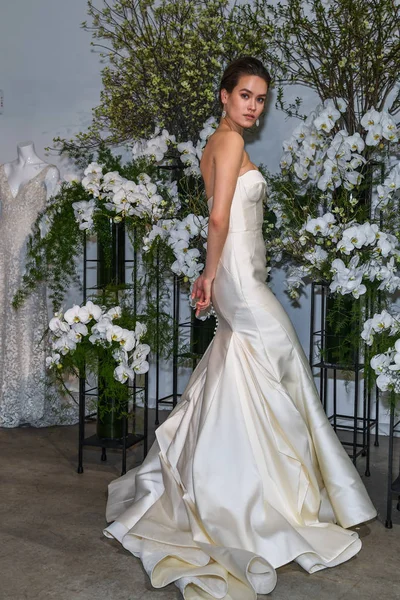 4月13日 一个模特在纽约时装周的安妮 巴奇2020年春季婚礼时装展示会上摆姿势 2019年4月13日在纽约举行婚礼 — 图库照片