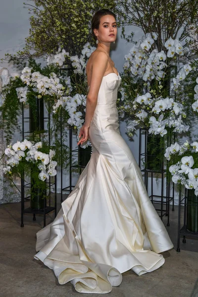 New York April Modell Utgör Anne Pråm Våren 2020 Bridal — Stockfoto