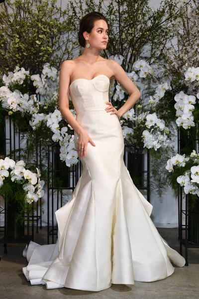 New York April Model Poses Anne Barge Spring 2020 Bridal — Stock Photo, Image