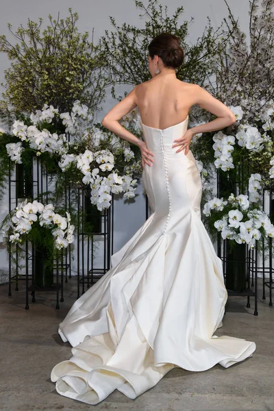 4月13日 一个模特在纽约时装周的安妮 巴奇2020年春季婚礼时装展示会上摆姿势 2019年4月13日在纽约举行婚礼 — 图库照片