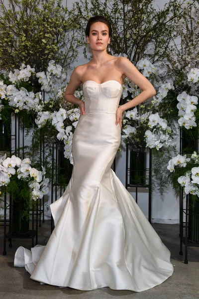 New York April Modell Utgör Anne Pråm Våren 2020 Bridal — Stockfoto