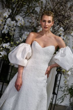 New York, Ny - 13 Nisan: New York Moda Haftası'nda Anne Barge İlkbahar 2020 gelinlik moda sunumu sırasında bir model pozlar: Nisan'da Gelin 13, 2019 Nyc.