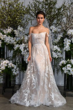 New York, Ny - 13 Nisan: New York Moda Haftası'nda Anne Barge İlkbahar 2020 gelinlik moda sunumu sırasında bir model pozlar: Nisan'da Gelin 13, 2019 Nyc.