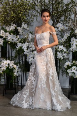 New York, Ny - 13 Nisan: New York Moda Haftası'nda Anne Barge İlkbahar 2020 gelinlik moda sunumu sırasında bir model pozlar: Nisan'da Gelin 13, 2019 Nyc.