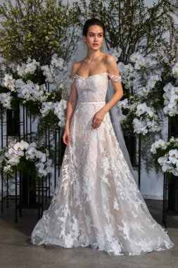 New York, Ny - 13 Nisan: New York Moda Haftası'nda Anne Barge İlkbahar 2020 gelinlik moda sunumu sırasında bir model pozlar: Nisan'da Gelin 13, 2019 Nyc.