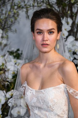 New York, Ny - 13 Nisan: New York Moda Haftası'nda Anne Barge İlkbahar 2020 gelinlik moda sunumu sırasında bir model pozlar: Nisan'da Gelin 13, 2019 Nyc.