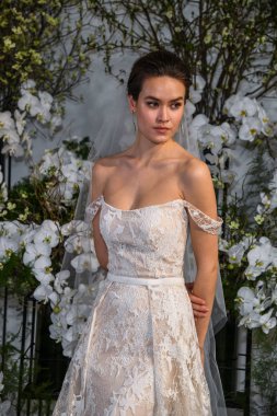 New York, Ny - 13 Nisan: New York Moda Haftası'nda Anne Barge İlkbahar 2020 gelinlik moda sunumu sırasında bir model pozlar: Nisan'da Gelin 13, 2019 Nyc.