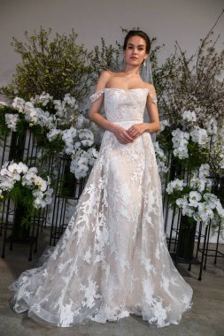 New York, Ny - 13 Nisan: New York Moda Haftası'nda Anne Barge İlkbahar 2020 gelinlik moda sunumu sırasında bir model pozlar: Nisan'da Gelin 13, 2019 Nyc.