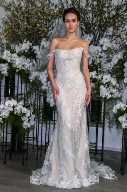 New York, Ny - 13 Nisan: New York Moda Haftası'nda Anne Barge İlkbahar 2020 gelinlik moda sunumu sırasında bir model pozlar: Nisan'da Gelin 13, 2019 Nyc.