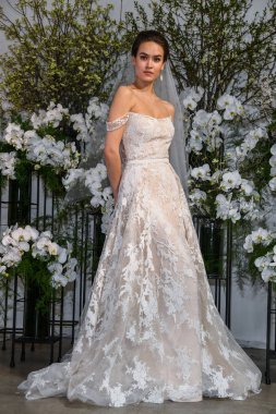 New York, Ny - 13 Nisan: New York Moda Haftası'nda Anne Barge İlkbahar 2020 gelinlik moda sunumu sırasında bir model pozlar: Nisan'da Gelin 13, 2019 Nyc.