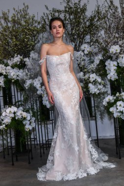 New York, Ny - 13 Nisan: New York Moda Haftası'nda Anne Barge İlkbahar 2020 gelinlik moda sunumu sırasında bir model pozlar: Nisan'da Gelin 13, 2019 Nyc.