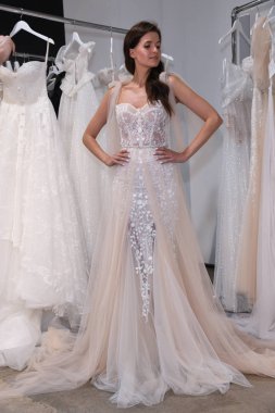 New York, Ny - 13 Nisan: New York Moda Haftası'nda Inbal Dror İlkbahar 2020 gelinlik moda sunumu sırasında poz lar: Gelinlik Nisan'da 13, 2019 Nyc.