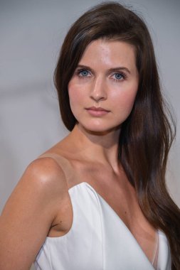 New York, Ny - 13 Nisan: New York Moda Haftası'nda Inbal Dror İlkbahar 2020 gelinlik moda sunumu sırasında poz lar: Gelinlik Nisan'da 13, 2019 Nyc.