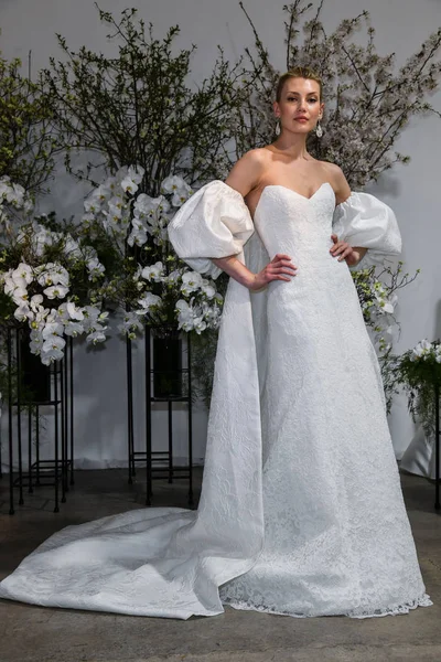 New York April Model Poses Anne Barge Spring 2020 Bridal — Stock Photo, Image