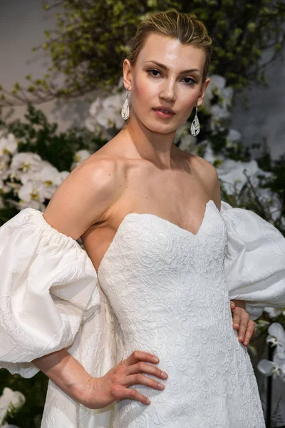 New York April Model Poses Anne Barge Spring 2020 Bridal — Stock Photo, Image