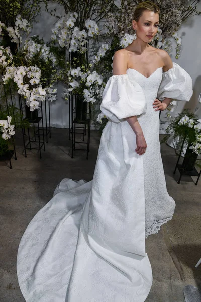 New York April Model Poses Anne Barge Spring 2020 Bridal — Stock Photo, Image