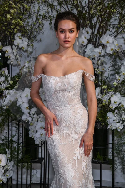 New York April Model Poses Anne Barge Spring 2020 Bridal — Stock Photo, Image