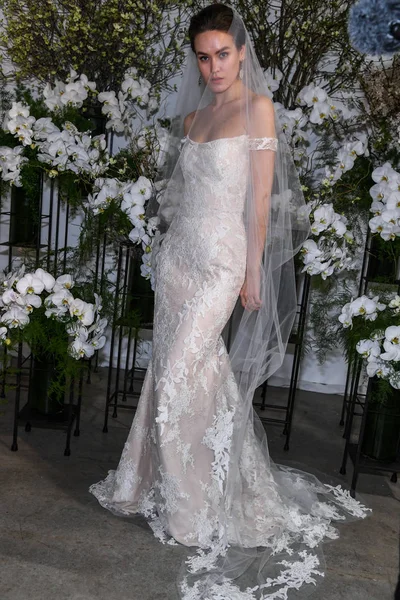 New York April Model Poses Anne Barge Spring 2020 Bridal — Stock Photo, Image