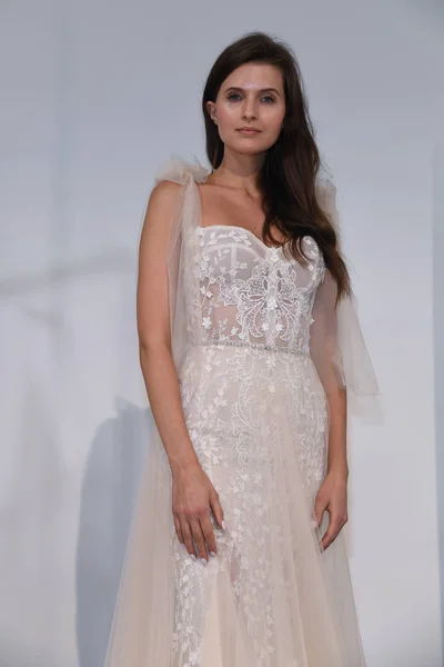 New York April Modell Poserar Inbal Dror Våren 2020 Bridal — Stockfoto