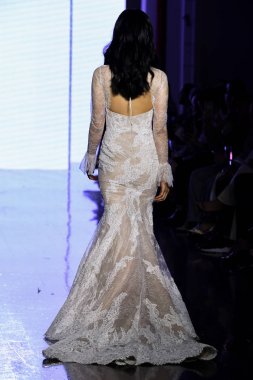 New York, Ny - 13 Nisan: New York Moda Haftası'nda Watters Bahar 2020 gelinlik moda koleksiyonu sırasında bir model podyumda yürüyor: Gelinlik Nisan'da 13, 2019 Nyc.