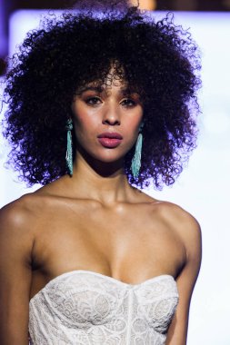 New York, Ny - 13 Nisan: New York Moda Haftası'nda Watters Bahar 2020 gelinlik moda koleksiyonu sırasında bir model podyumda yürüyor: Gelinlik Nisan'da 13, 2019 Nyc.