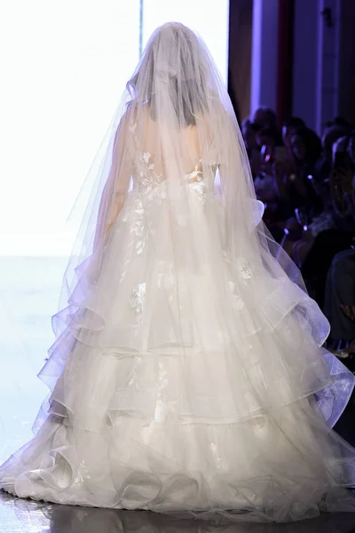 4月13日 在纽约时装周的Watters 2020春季婚礼时装系列中 一位模特走在跑道上 2019年4月13日在纽约举行婚礼 — 图库照片
