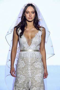 New York, Ny - 13 Nisan: New York Moda Haftası'nda Watters Bahar 2020 gelinlik moda koleksiyonu sırasında bir model podyumda yürüyor: Gelinlik Nisan'da 13, 2019 Nyc.