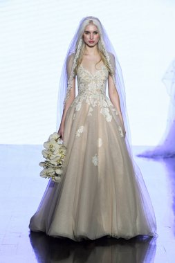 New York, Ny - 13 Nisan: New York Moda Haftası'nda Watters Bahar 2020 gelinlik moda koleksiyonu sırasında bir model podyumda yürüyor: Gelinlik Nisan'da 13, 2019 Nyc.