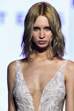 New York, Ny - 13 Nisan: New York Moda Haftası'nda Watters Bahar 2020 gelinlik moda koleksiyonu sırasında bir model podyumda yürüyor: Gelinlik Nisan'da 13, 2019 Nyc.