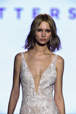 New York, Ny - 13 Nisan: New York Moda Haftası'nda Watters Bahar 2020 gelinlik moda koleksiyonu sırasında bir model podyumda yürüyor: Gelinlik Nisan'da 13, 2019 Nyc.