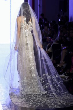 New York, Ny - 13 Nisan: New York Moda Haftası'nda Watters Bahar 2020 gelinlik moda koleksiyonu sırasında bir model podyumda yürüyor: Gelinlik Nisan'da 13, 2019 Nyc.