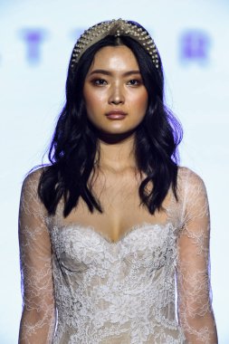 New York, Ny - 13 Nisan: New York Moda Haftası'nda Watters Bahar 2020 gelinlik moda koleksiyonu sırasında bir model podyumda yürüyor: Gelinlik Nisan'da 13, 2019 Nyc.