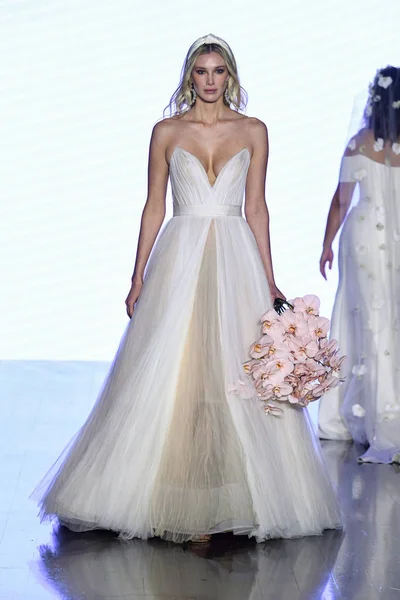 New York April Modell Går Banan Watters Våren 2020 Bridal — Stockfoto