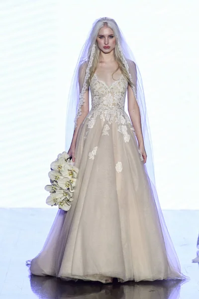 New York April Modell Går Banan Watters Våren 2020 Bridal — Stockfoto