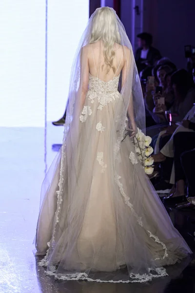 New York April Model Walks Runway Watters Spring 2020 Bridal — Stock Photo, Image