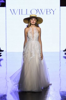 New York, Ny - 13 Nisan: New York Moda Haftası'nda Watters Bahar 2020 gelinlik moda koleksiyonu sırasında bir model podyumda yürüyor: Gelinlik Nisan'da 13, 2019 Nyc.