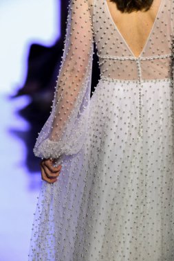 New York, Ny - 13 Nisan: New York Moda Haftası'nda Watters Bahar 2020 gelinlik moda koleksiyonu sırasında bir model podyumda yürüyor: Gelinlik Nisan'da 13, 2019 Nyc.