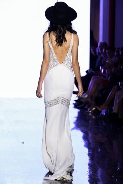 New York, Ny - 13 Nisan: New York Moda Haftası'nda Watters Bahar 2020 gelinlik moda koleksiyonu sırasında bir model podyumda yürüyor: Gelinlik Nisan'da 13, 2019 Nyc.