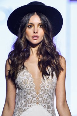 New York, Ny - 13 Nisan: New York Moda Haftası'nda Watters Bahar 2020 gelinlik moda koleksiyonu sırasında bir model podyumda yürüyor: Gelinlik Nisan'da 13, 2019 Nyc.
